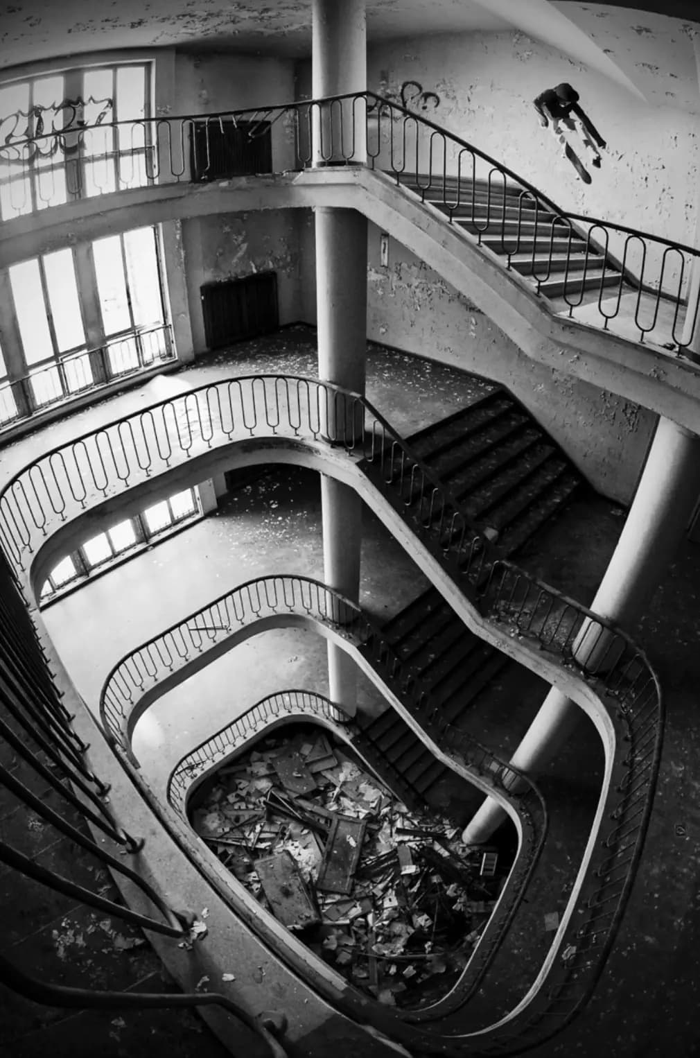 Richard Naumertat – 360 Flip über Treppenstufen, Action Skatefotografie von Carsten Beier