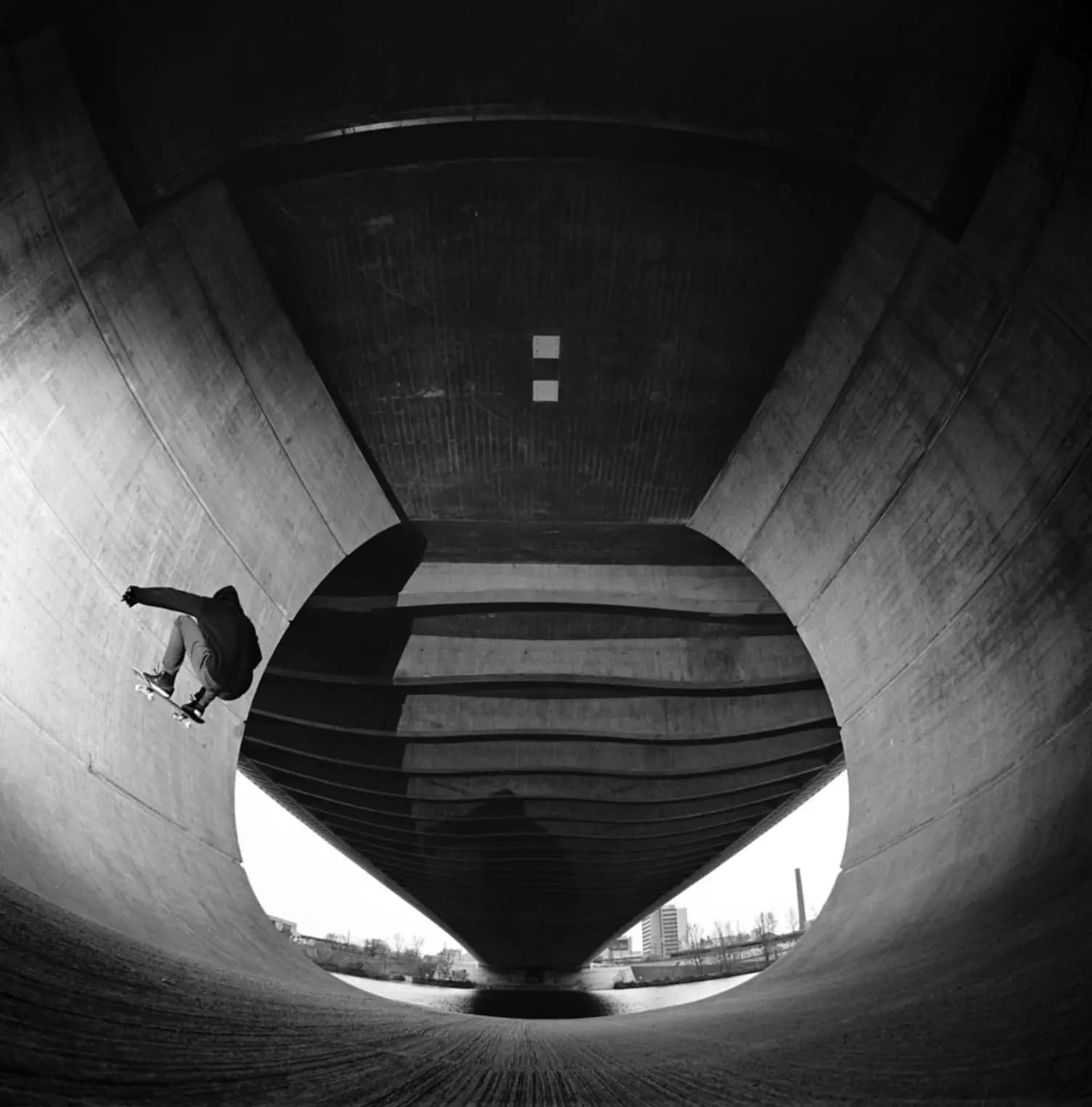 Tom Kleinschmidt – Frontside 180 in Prag, Skatefotografie von Carsten Beier