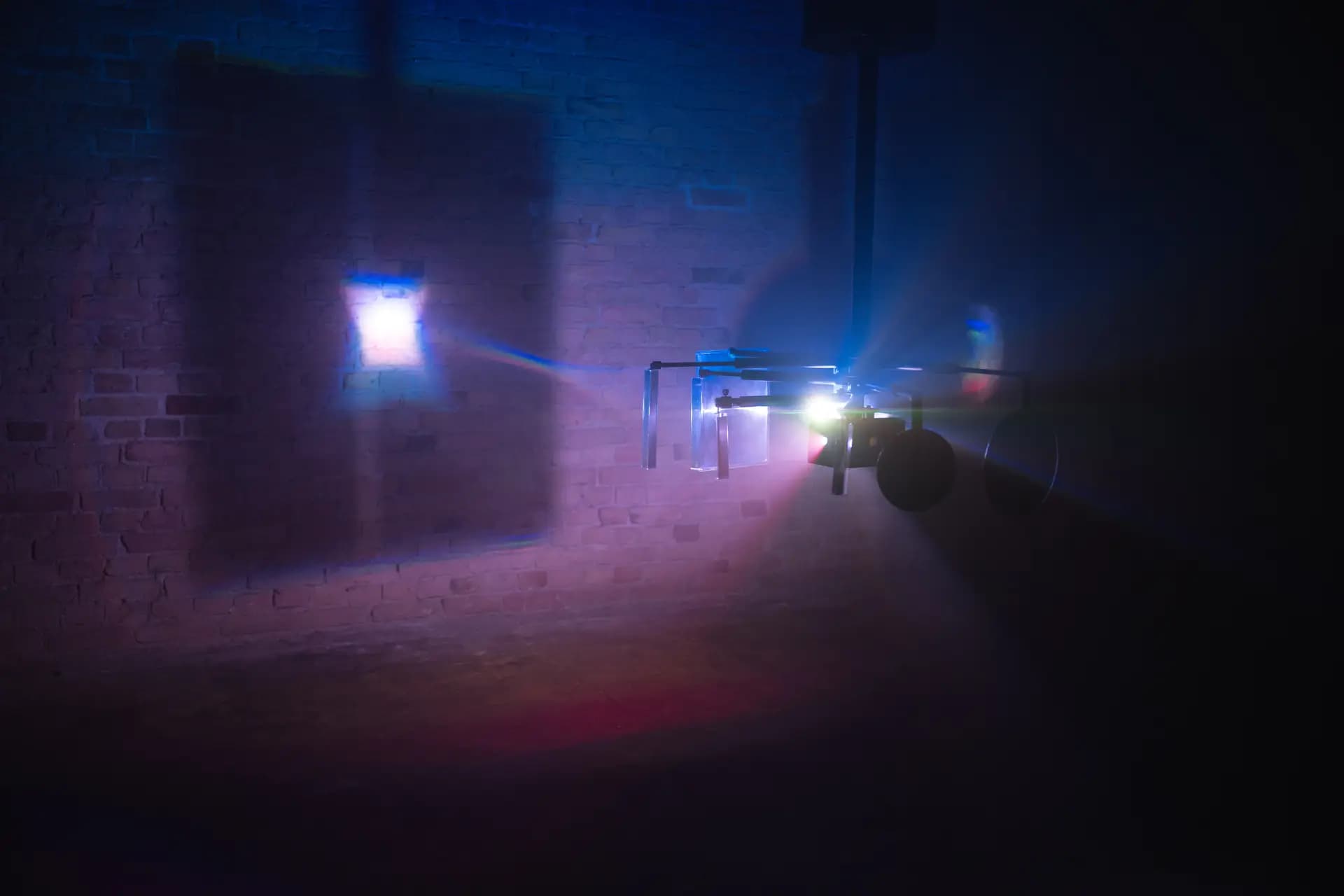 Stimmungsvolle Ansicht der Sturmprojektion bei Darkrooms Berlin – Fotografie von Carsten Beier