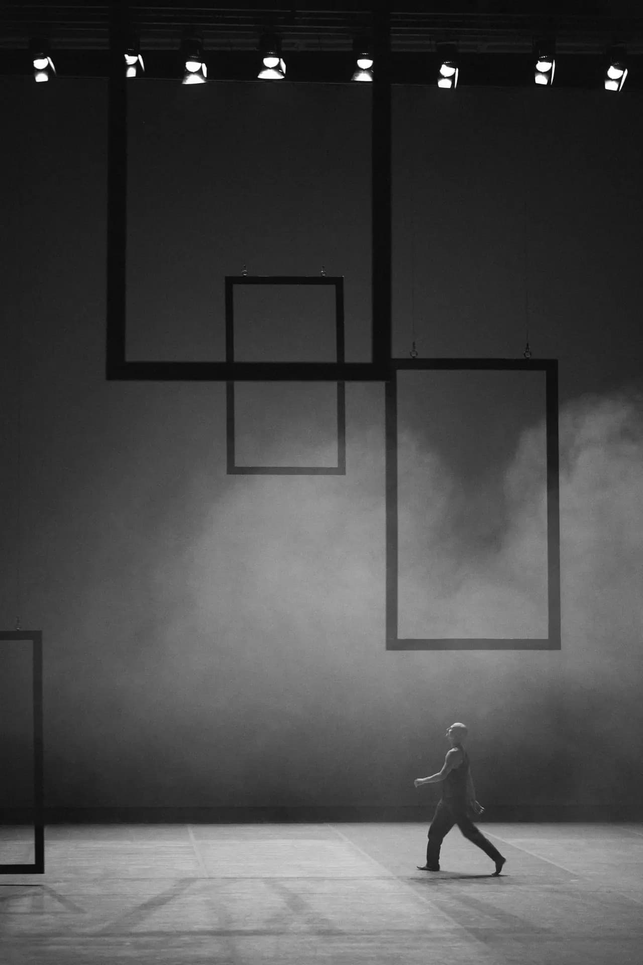 Tänzer Alexander Miller in dramatischer Pose bei Layover Hellerau, Bühnenfotograf Carsten Beier