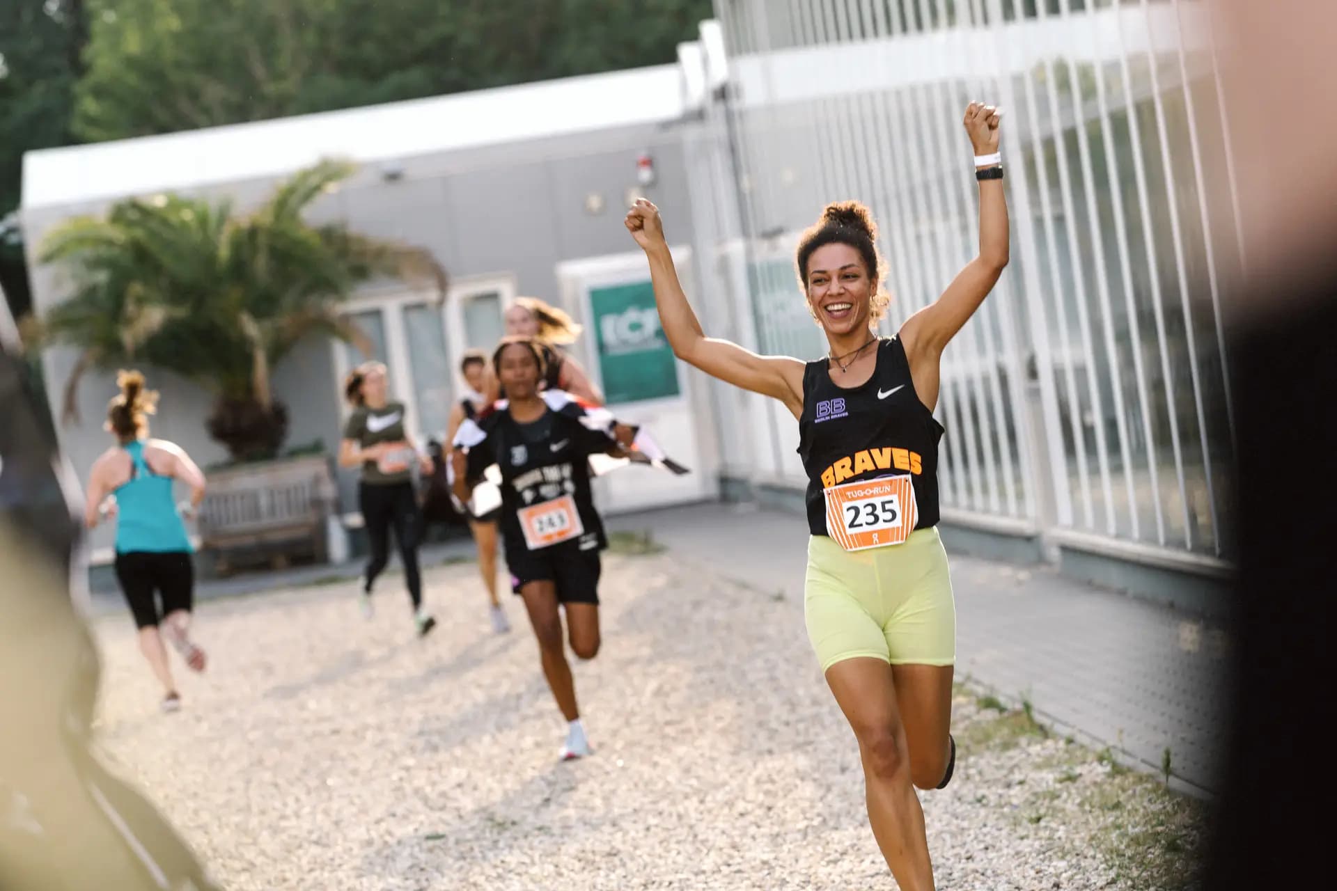Teams im Duell auf der Laufstrecke beim ON Running Tug-O-Run in Berlin von Carsten Beier