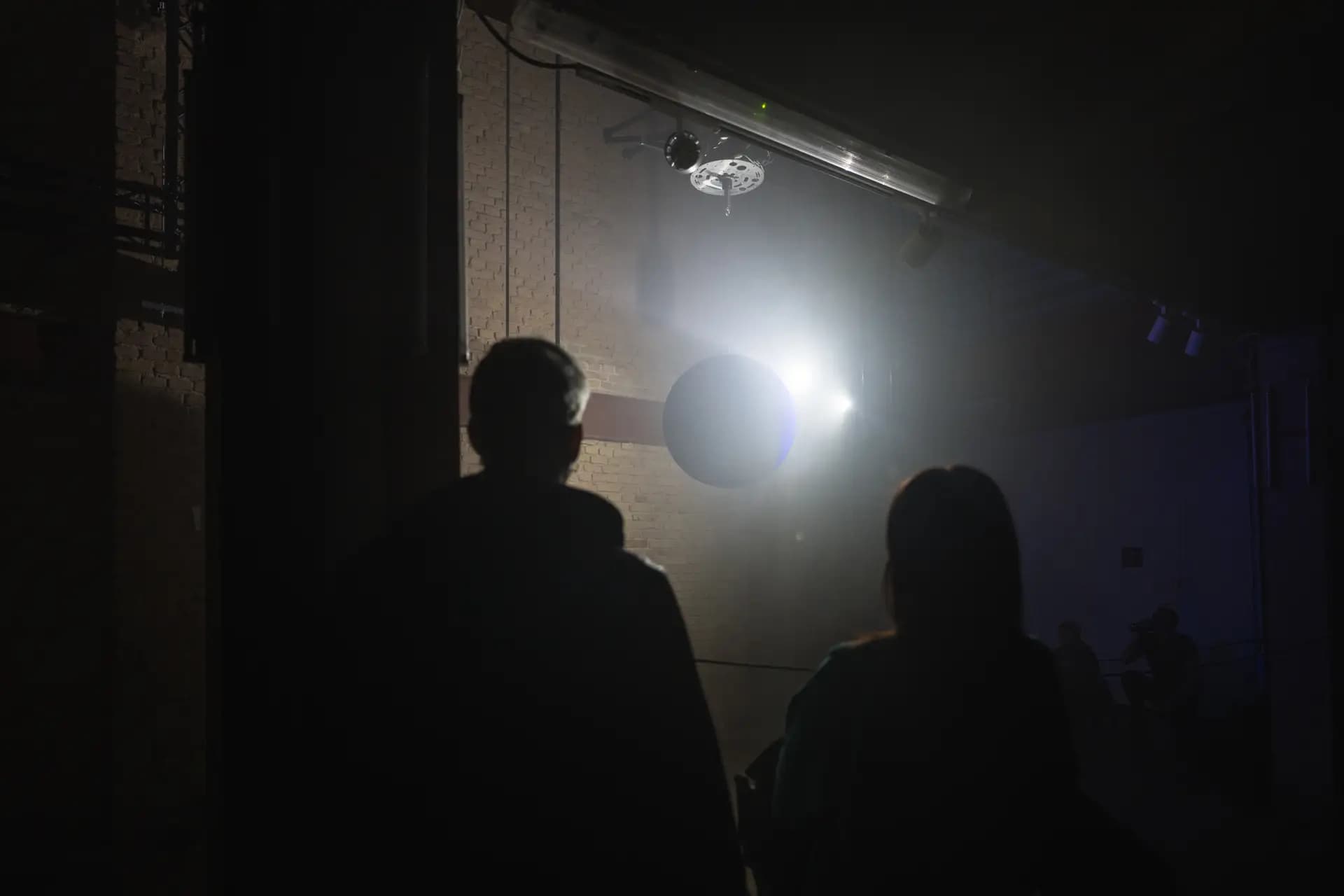 Totale der immersiven Rauminstallation bei Boris Acket in Berlin von Fotograf Carsten Beier