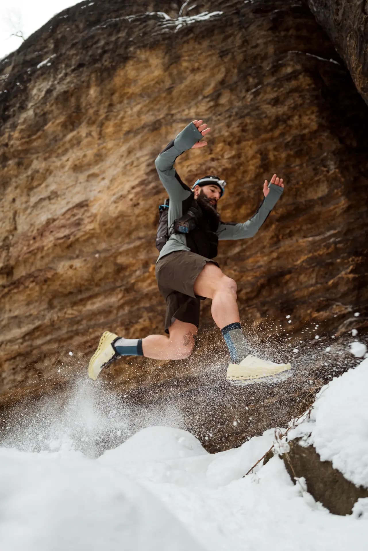 Trailrunner überquert Brücke in der Sächsischen Schweiz, ON Running Fotografie von Carsten Beier
