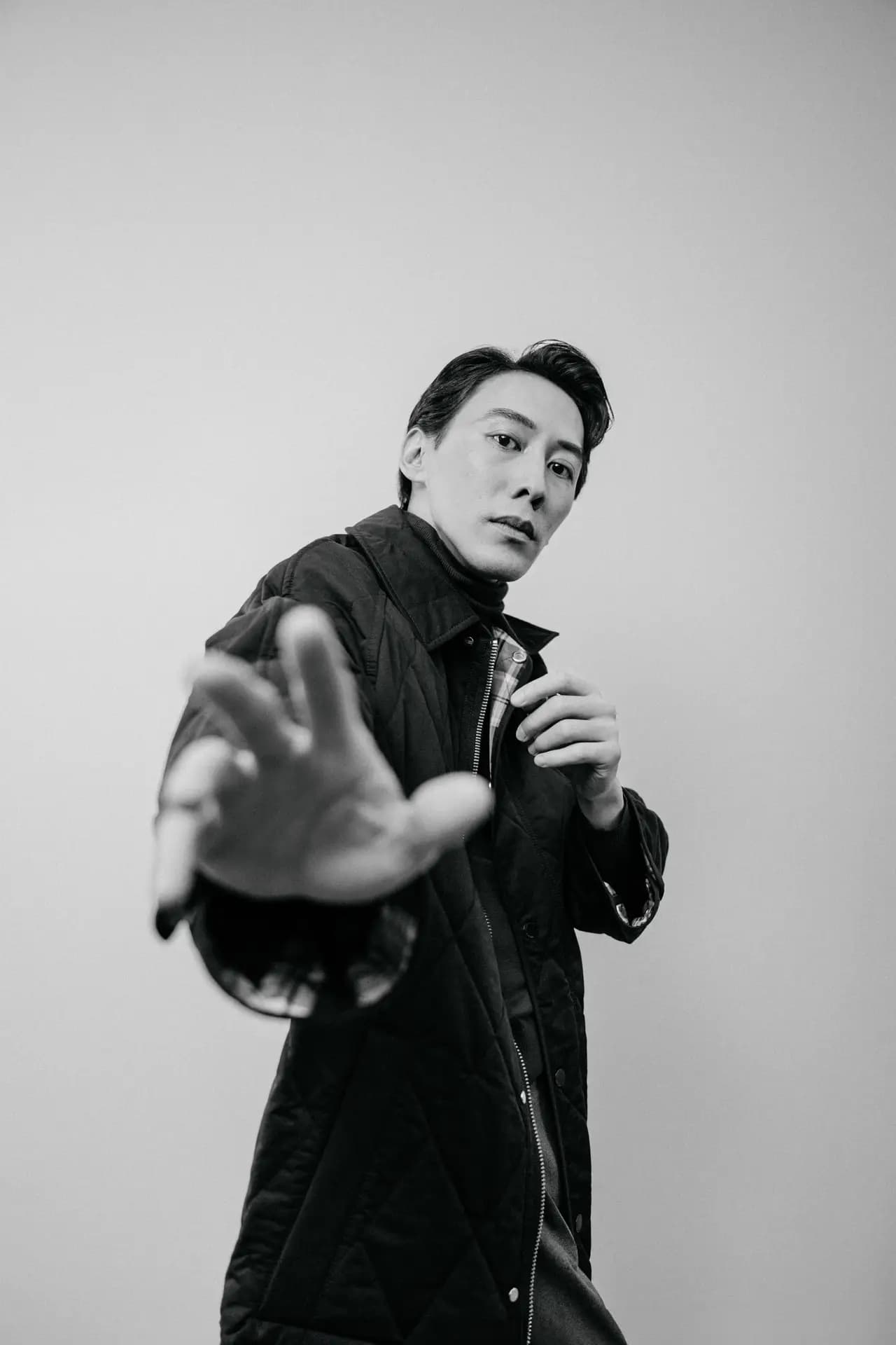 Tuan Ly in eleganter Pose – professionelle Tanzfotografie im Studio von Carsten Beier in Dresden