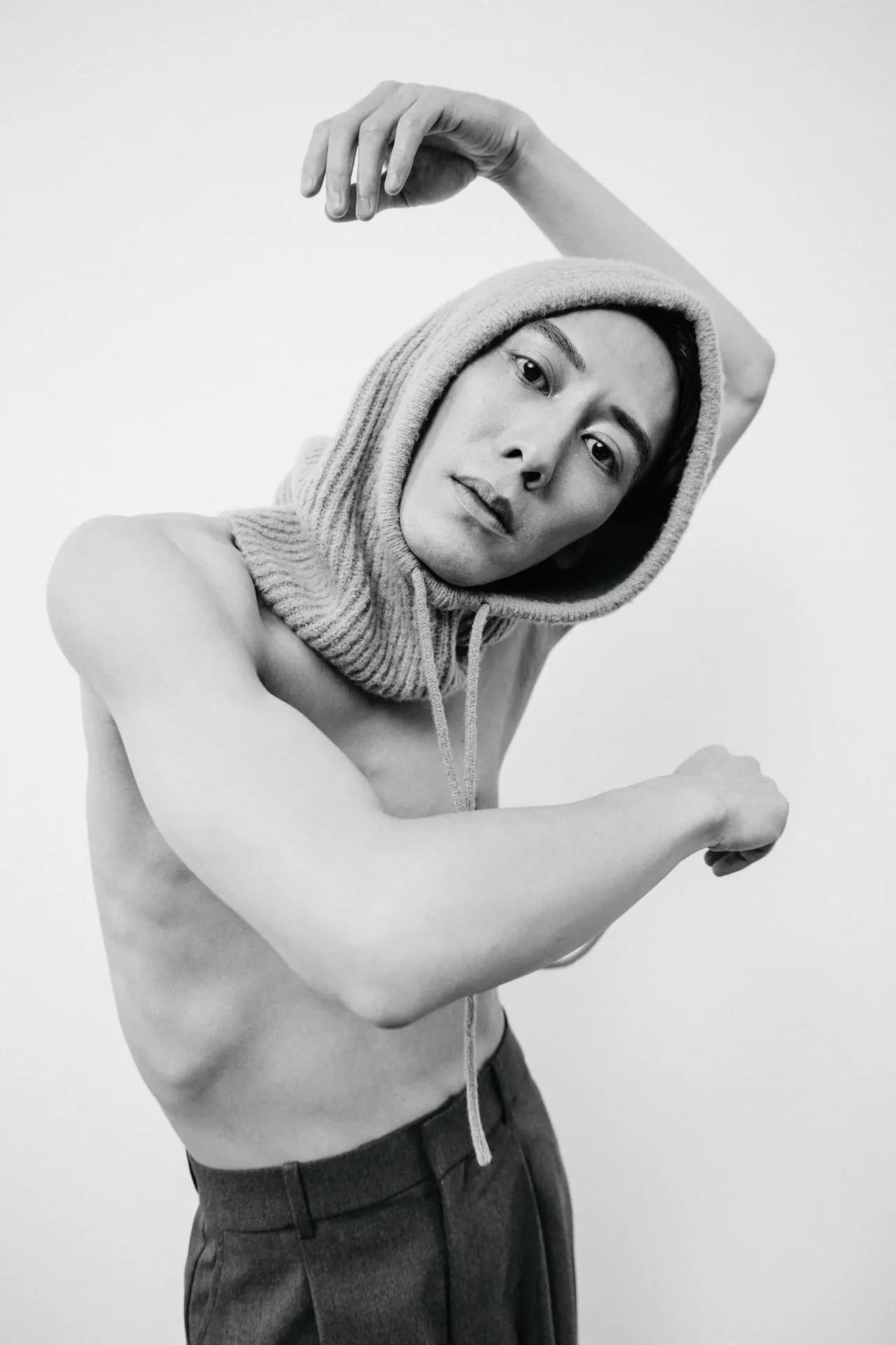 Tuan Ly im expressiven Moment – Tänzer-Portraitserie im Studio Dresden von Carsten Beier