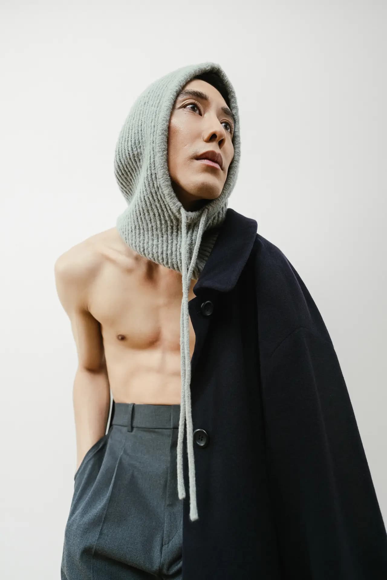 Tuan Ly in finaler Pose der Portraitserie – Tanzfotografie im Dresdner Studio von Carsten Beier