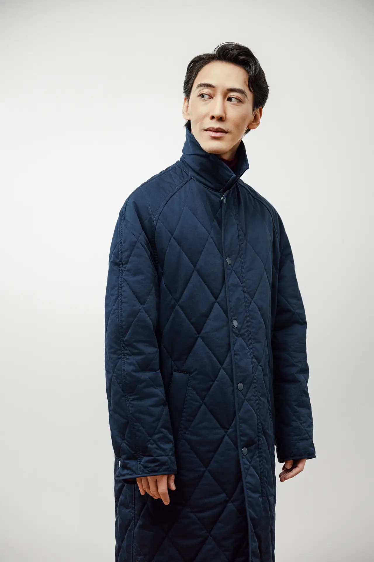 Tuan Ly in künstlerischer Bewegung – Tänzerportrait im Studio Dresden von Carsten Beier