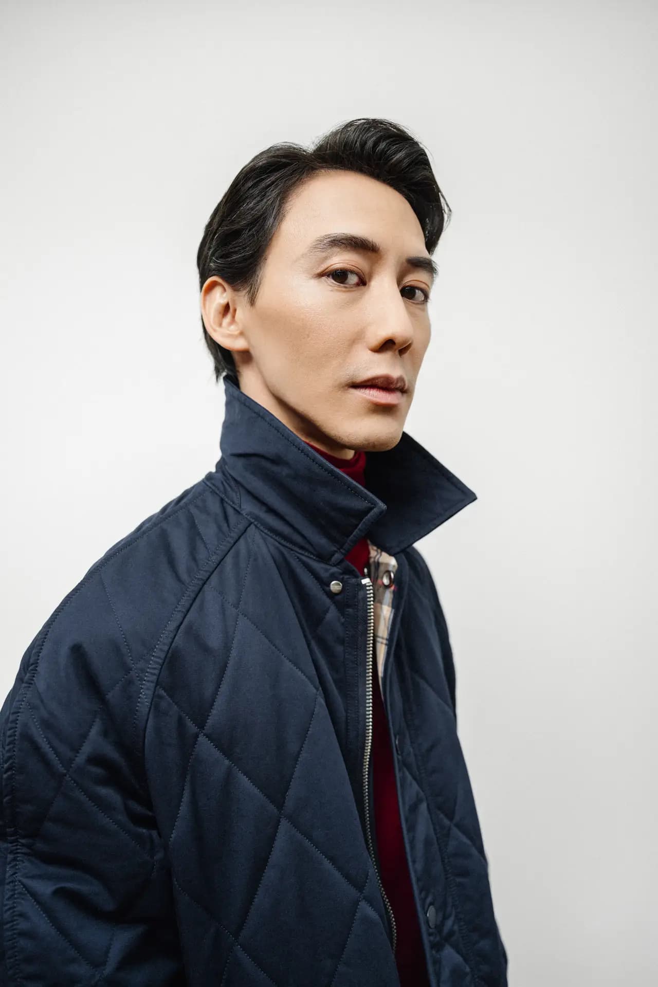 Tuan Ly von den Landesbühnen Sachsen in dynamischer Tanzpose, fotografiert von Carsten Beier in Dresden