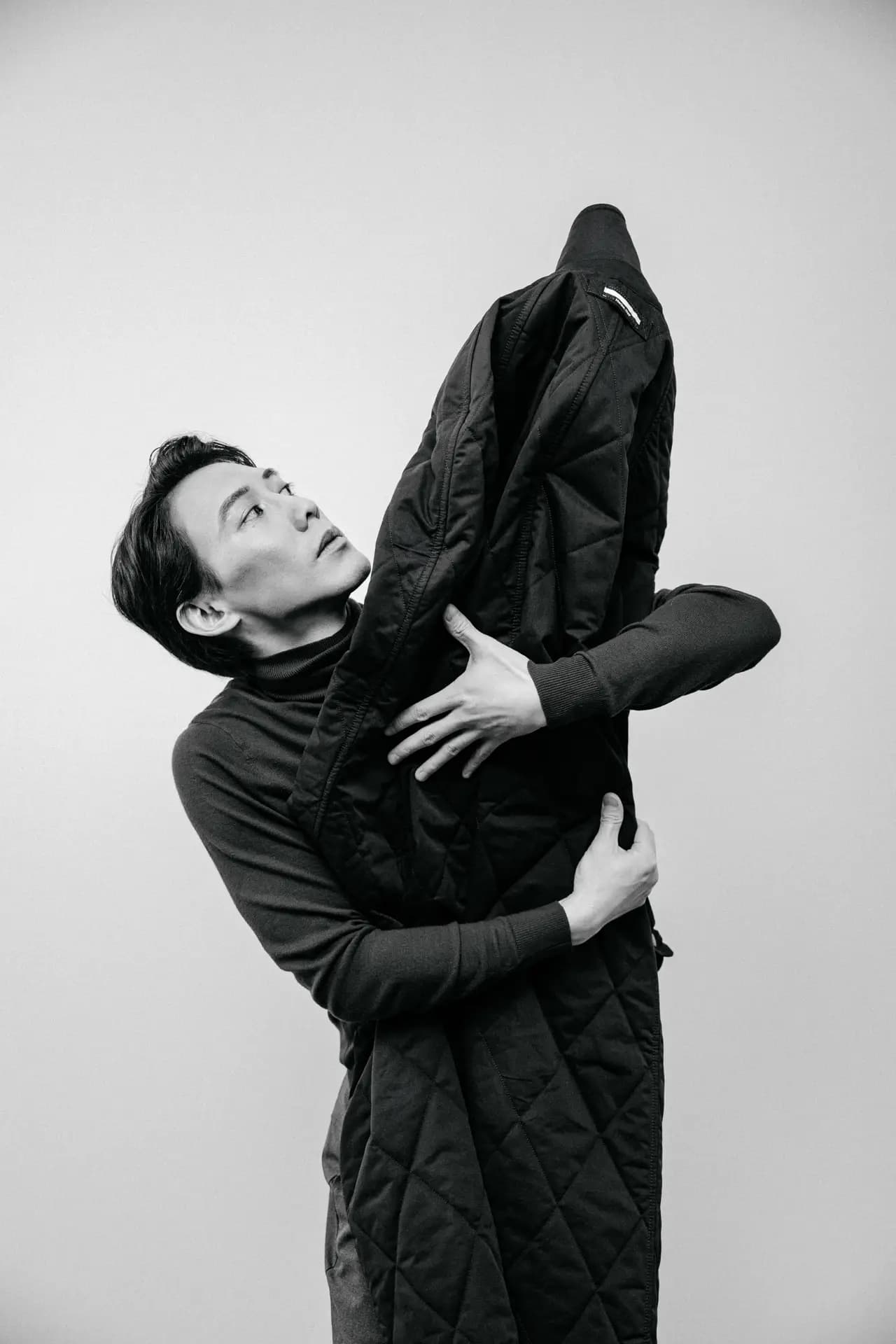 Tuan Ly in zeitgenössischer Tanzpose – künstlerische Studiofotografie von Carsten Beier Dresden