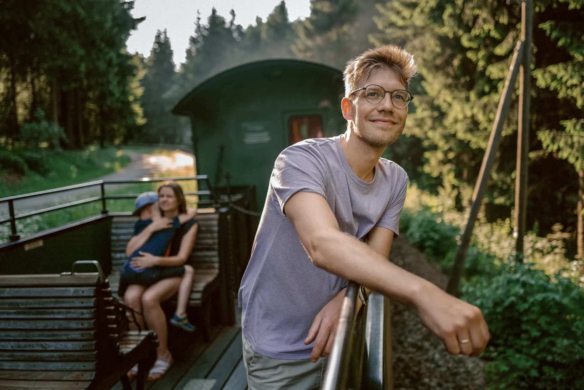 Wanderpause mit Blick auf die sächsischen Berge – Tourismus Kampagnenfotografie von Carsten Beier