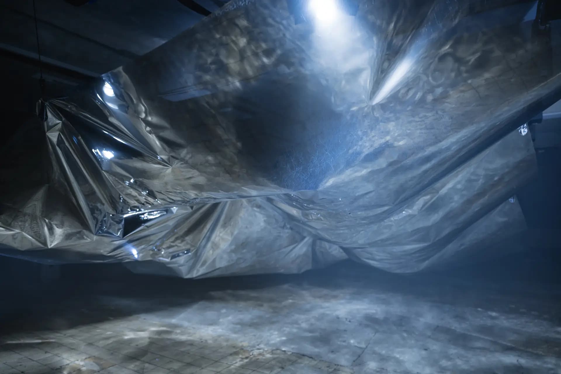 Wellenprojektion in der Boris Acket Ausstellung Berlin – Kunstfotografie von Carsten Beier