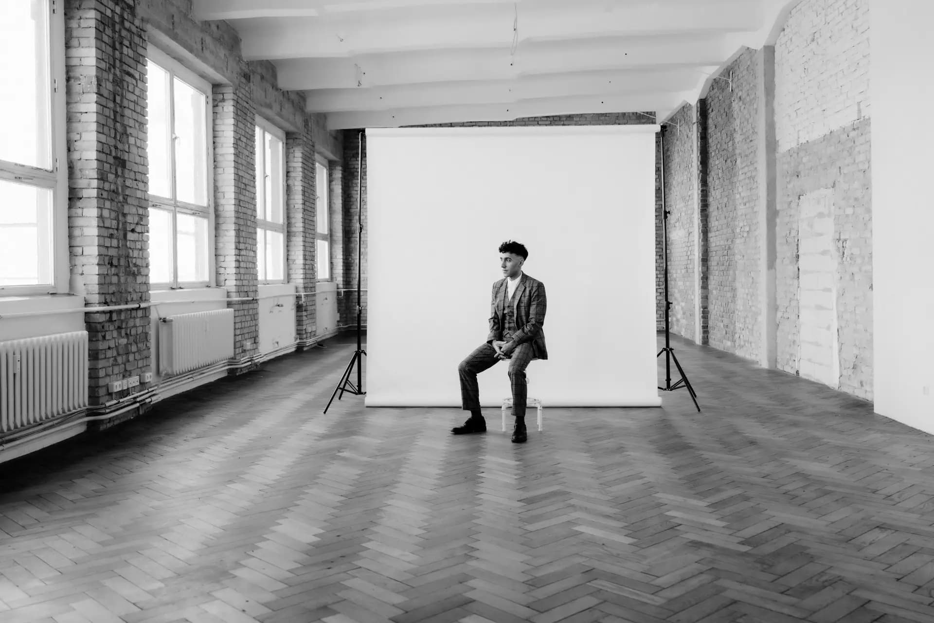 Yassin Trabelsi in abschließender Pose der Portraitserie – Studiofotografie in Dresden von Carsten Beier
