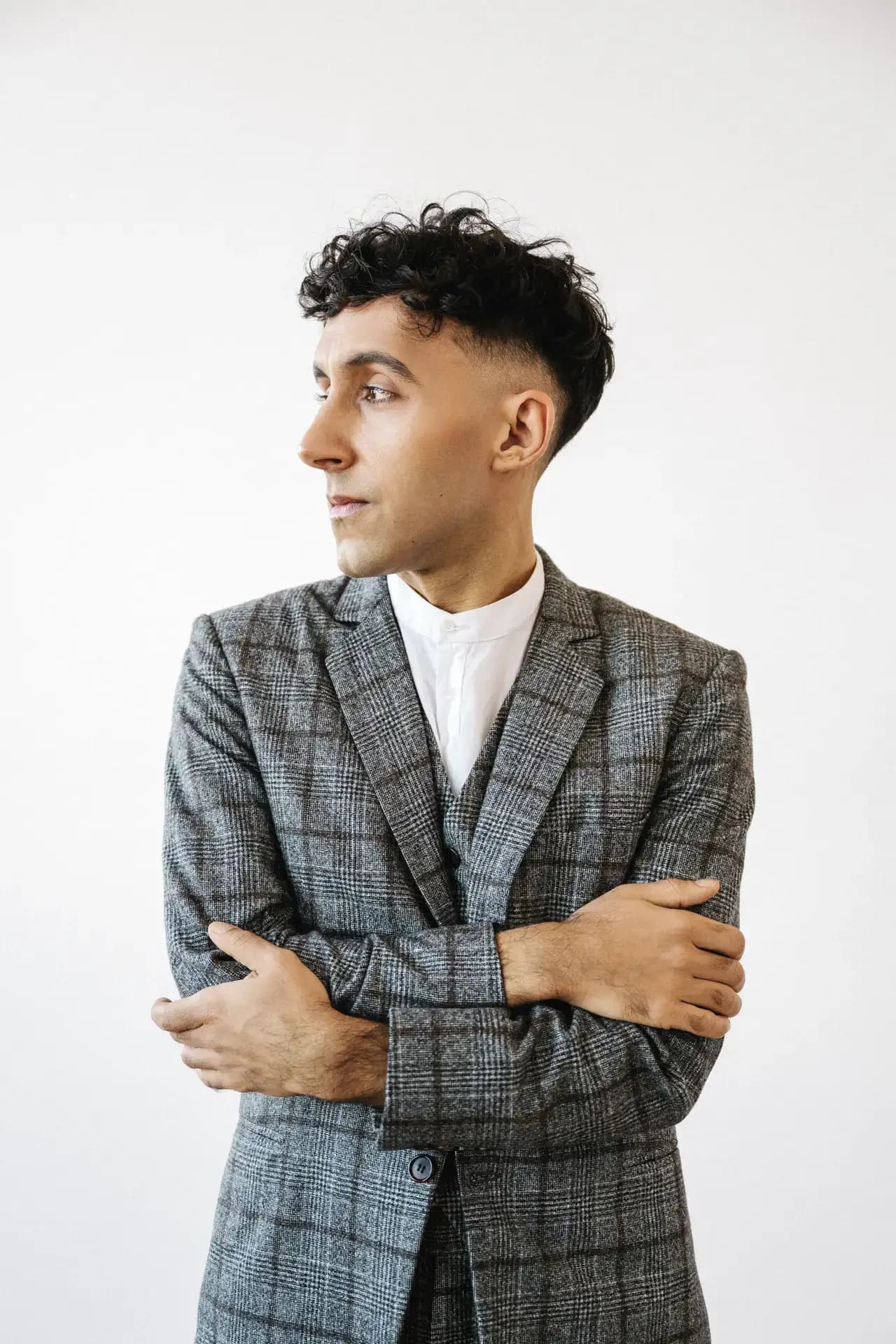 Yassin Trabelsi im expressiven Moment – kreative Portraitserie im Dresdner Studio von Carsten Beier