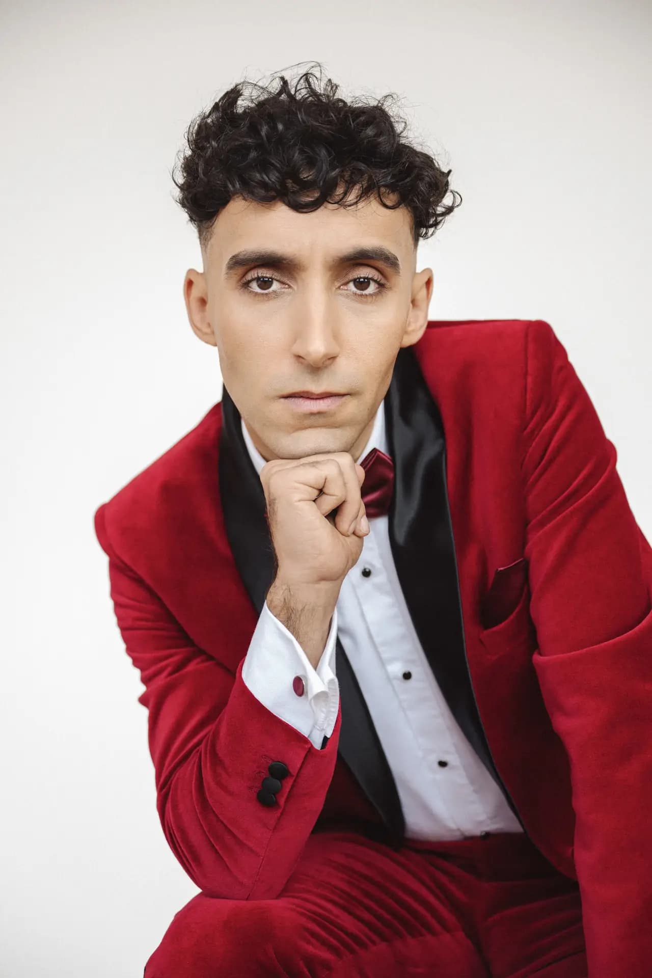 Yassin Trabelsi in nachdenklicher Pose – Schauspieler-Portraitserie im Studio Dresden von Carsten Beier