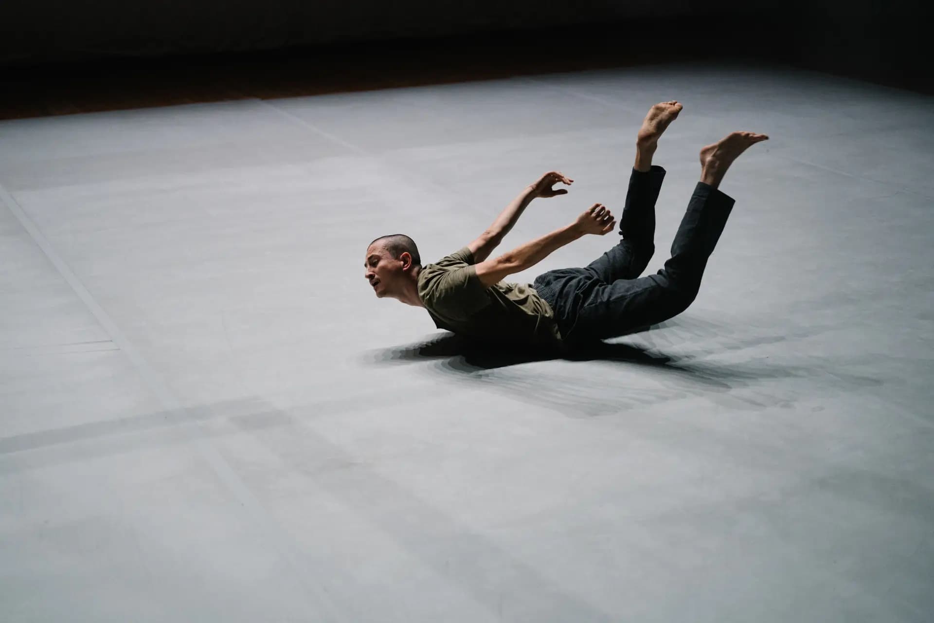 Zeitgenössischer Tanz Layover von Alexander Miller auf der Bühne Hellerau, fotografiert von Carsten Beier