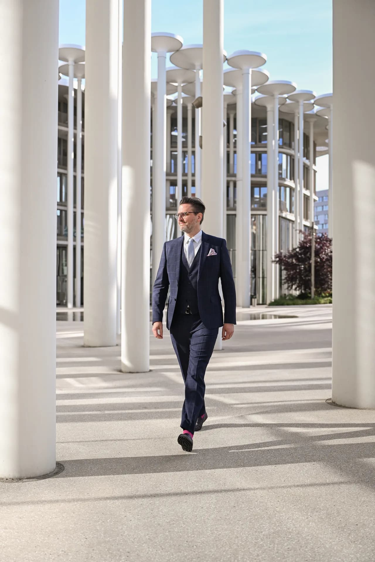 Business-Porträt im Anzug vor moderner Architektur, fotografiert von Carsten Beier