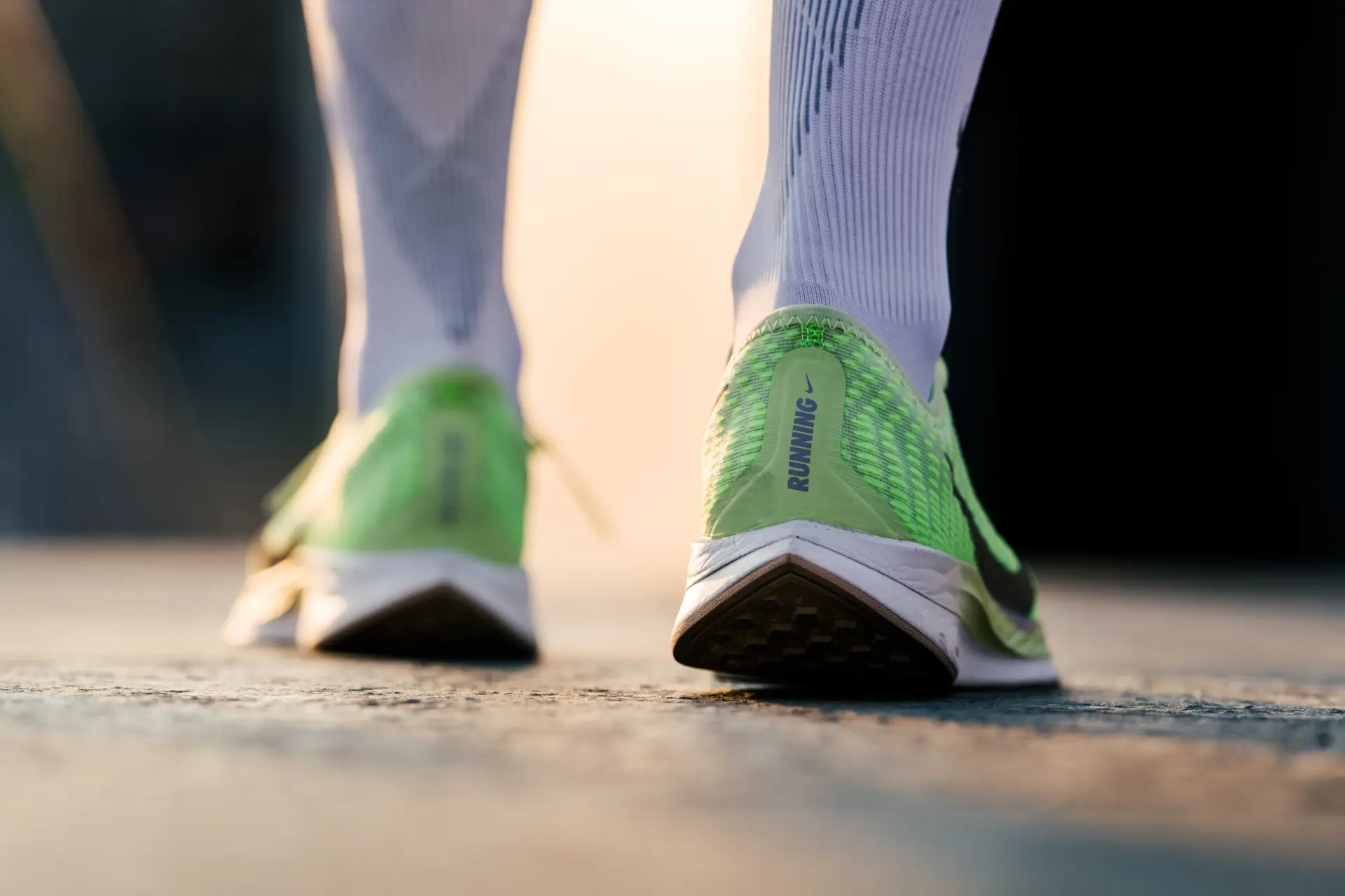 Nahaufnahme der Nike Laufschuhe im Marathontraining