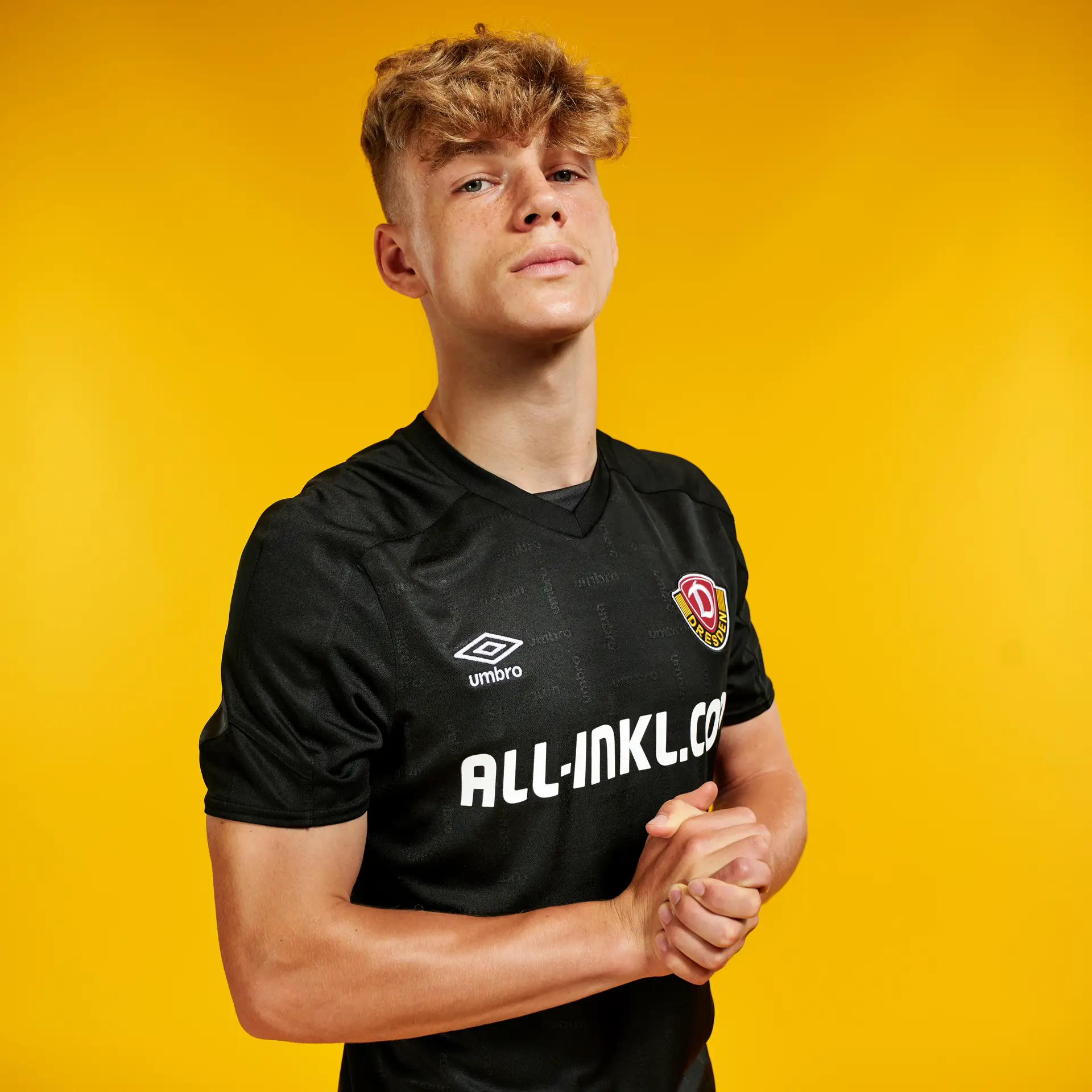 Das Dynamo Dresden Trikot wird vorgestellt.