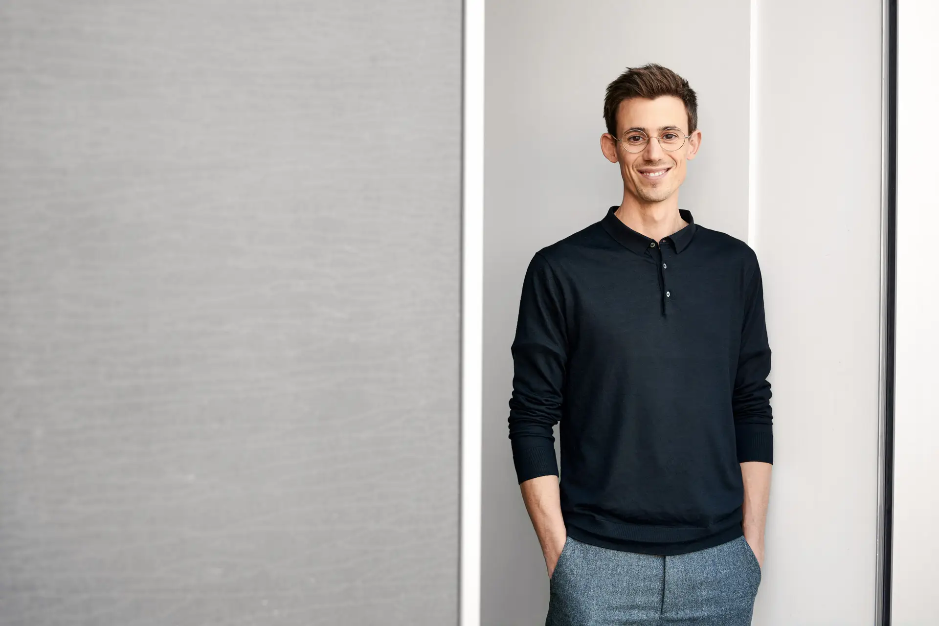 Junger Mann vor heller Wand – Employer Branding Porträt Leipzig von Carsten Beier