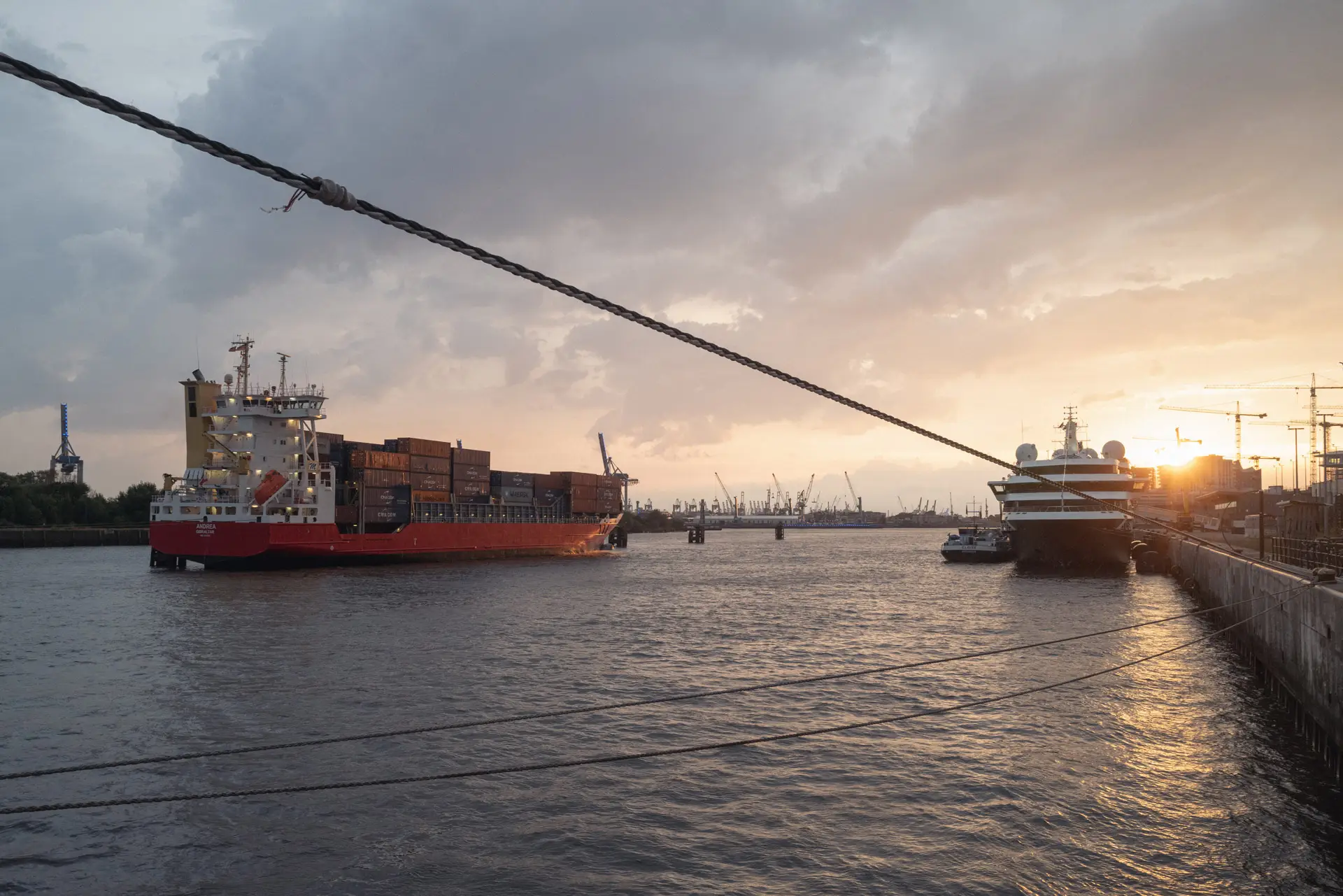 Containerschiff bei Sonnenuntergang – visuelle Industriereportage von Carsten Beier