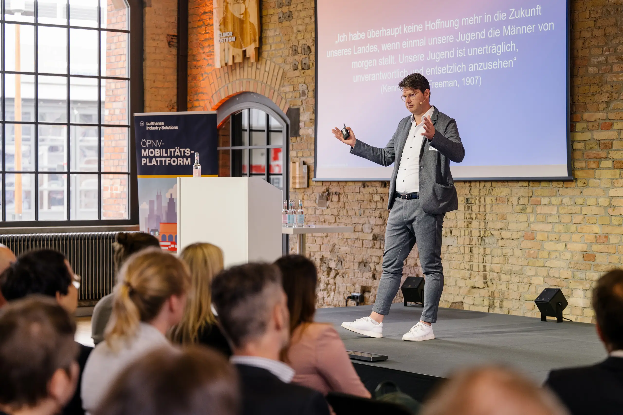 Eventfotografie auf einer Konferenz mit Speaker und Publikum – aufgenommen von Carsten Beier, Eventfotograf in Dresden