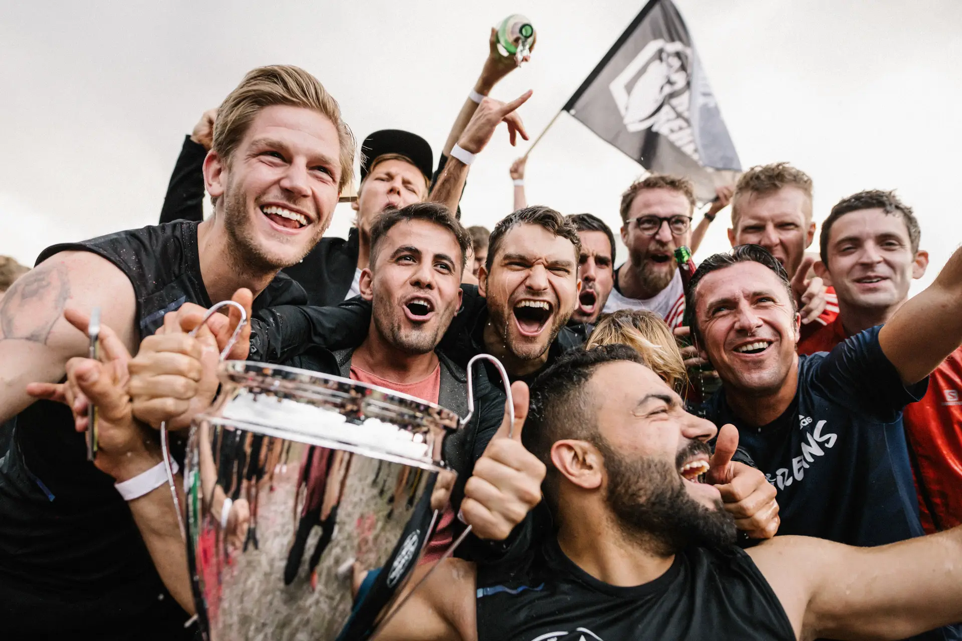 Eventfotograf Dresden – Jubelnde Menschen bei Sportveranstaltung, festgehalten von Carsten Beier in emotionaler Eventreportage