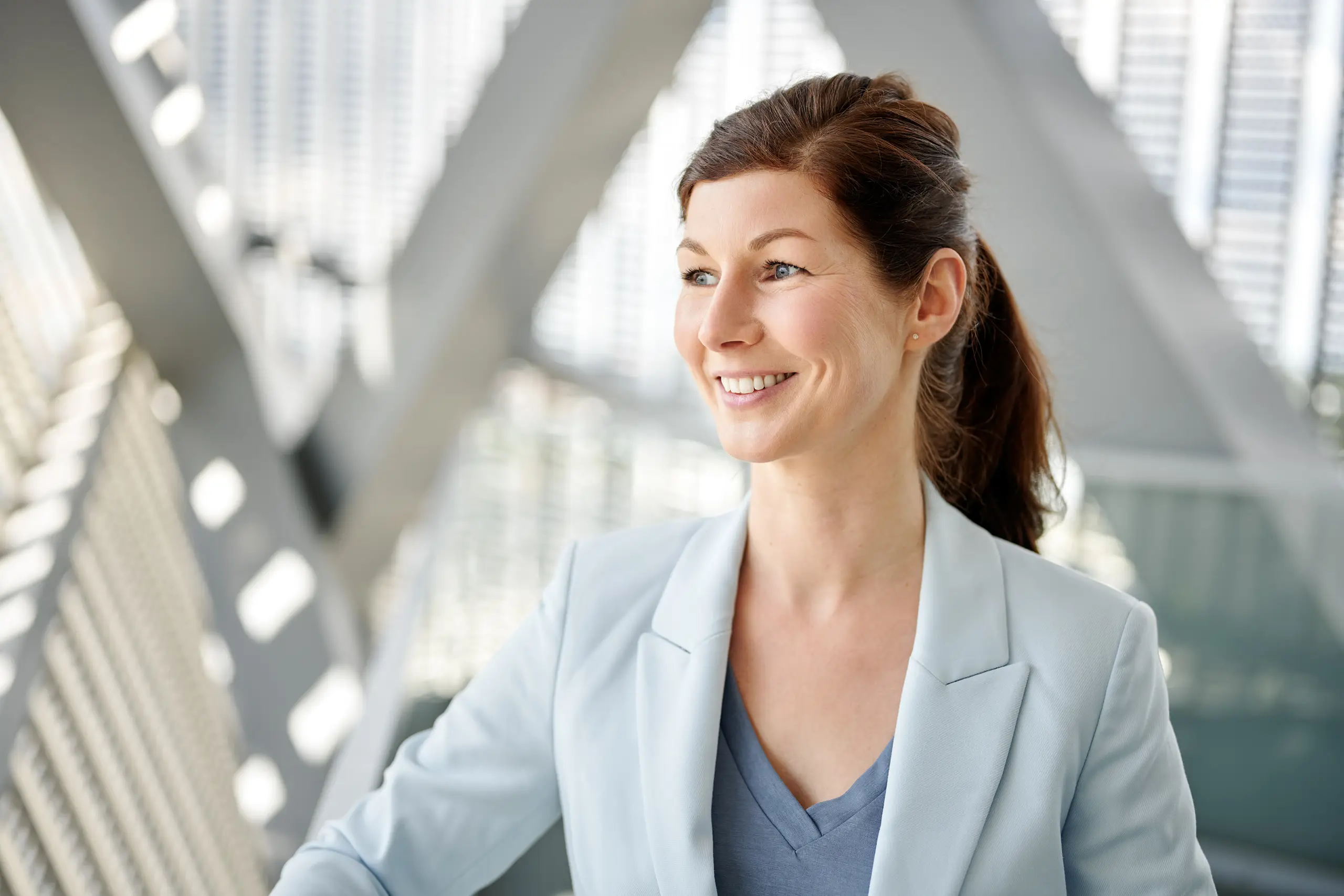 Corporate Fotografie – Businessporträt einer Frau in modernem Büro – Fotograf Dresden