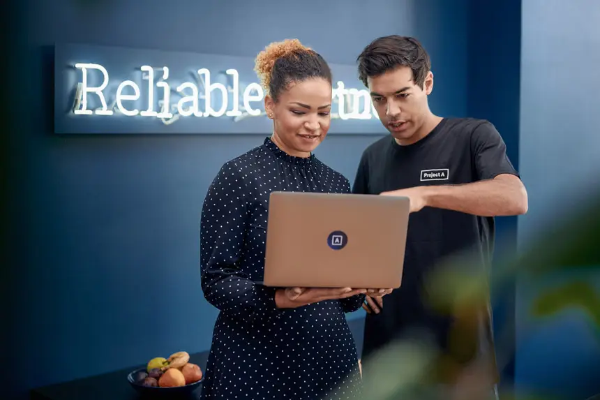 Zwei Mitarbeitende bei der Zusammenarbeit am Laptop – authentische Employer-Branding-Fotografie in Dresden