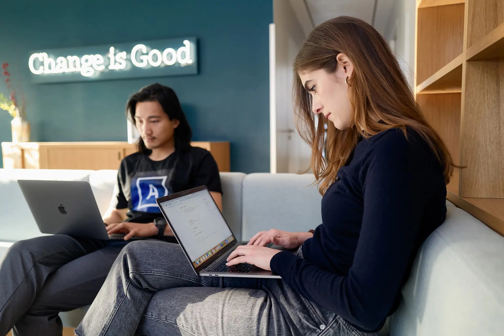 Zwei junge Menschen arbeiten an Laptops in einem Coworking Space – Businessfotografie von Carsten Beier, Fotograf in Dresden