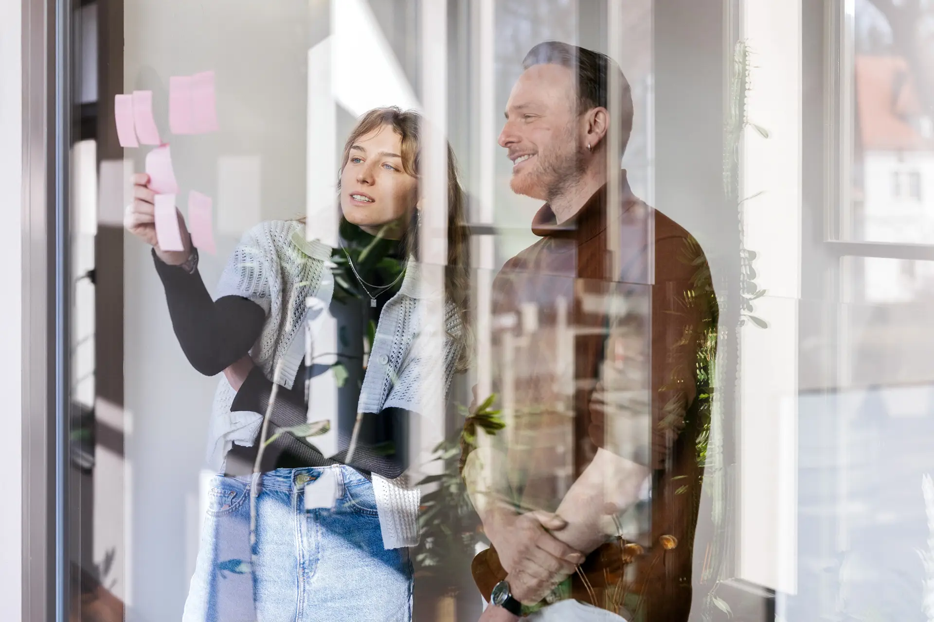 Authentische Büro-Szene bei einem Business-Fotoshooting – Fotograf Dresden für Unternehmen