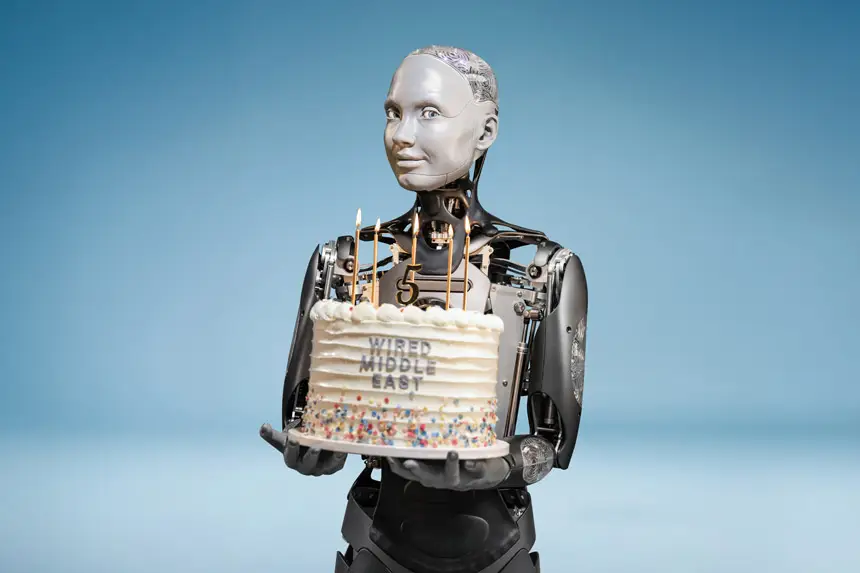 Humanoider Roboter mit Geburtstagskuchen – Editorial Business Shooting für WIRED von Fotograf Carsten Beier aus Dresden