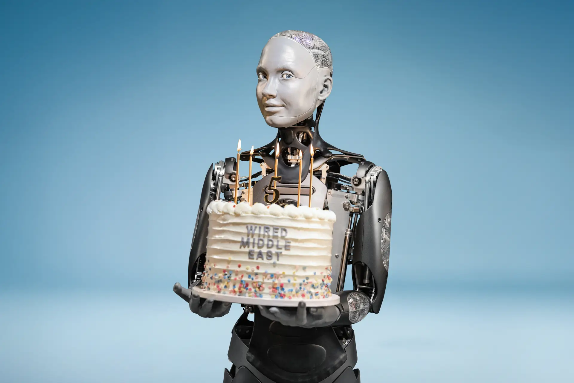 Humanoider Roboter mit Geburtstagskuchen – Editorial Business Shooting für WIRED von Fotograf Carsten Beier aus Dresden