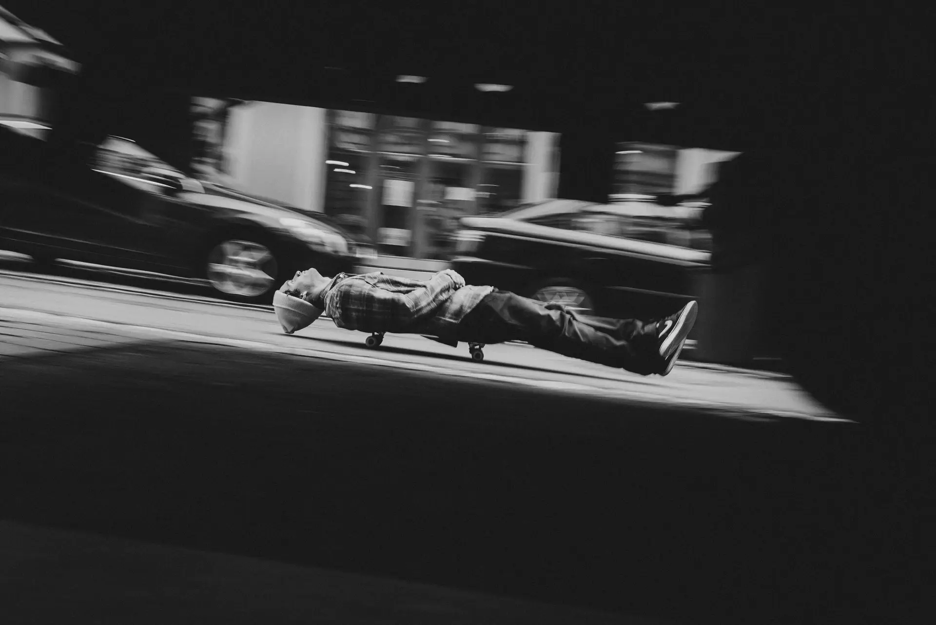 Fotograf Dresden – Skateboarder rollt die Dresdener Neustadt entlang von Carsten Beier