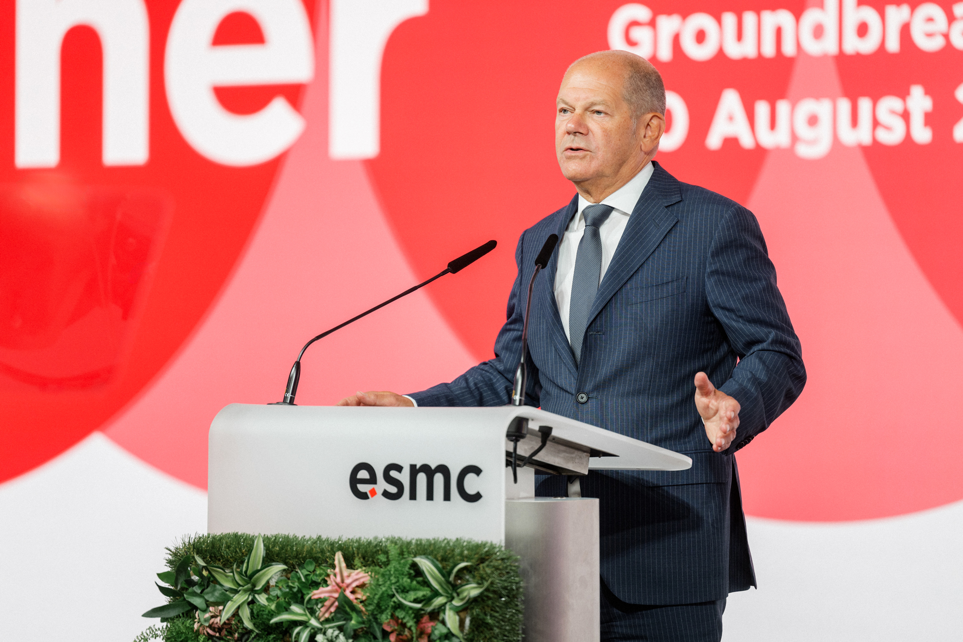 Eventfotograf Dresden: Olaf Scholz beim TSMC-Spatenstich in Dresden – Rede am Podium, fotografiert von Carsten Beier