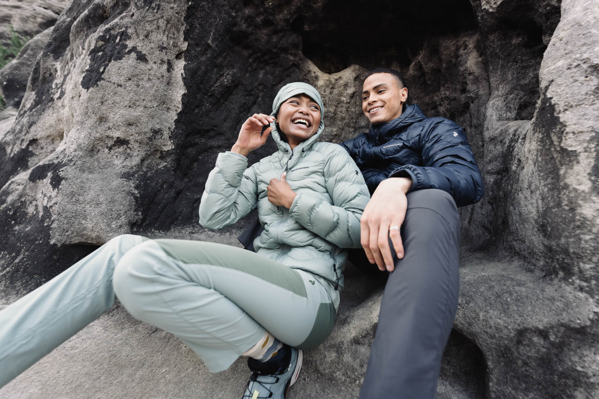 Fotograf Dresden – Outdoor-Shooting mit zwei Models in Winterjacken auf Felsgestein – emotionale Werbefotografie Kampagne für Urbanwear